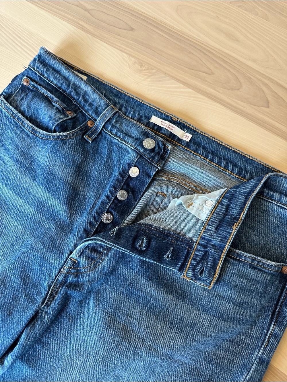 Levi’s Wedgie Straight Women’s Jeans Medium Wash Size 33
